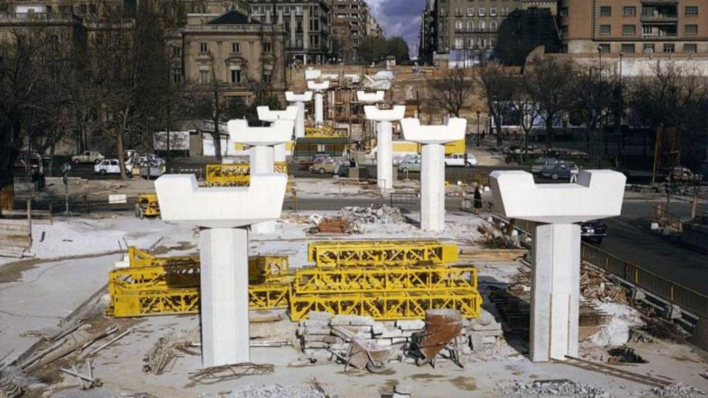 Construcción del puente sobre la Castellana, en 1969.