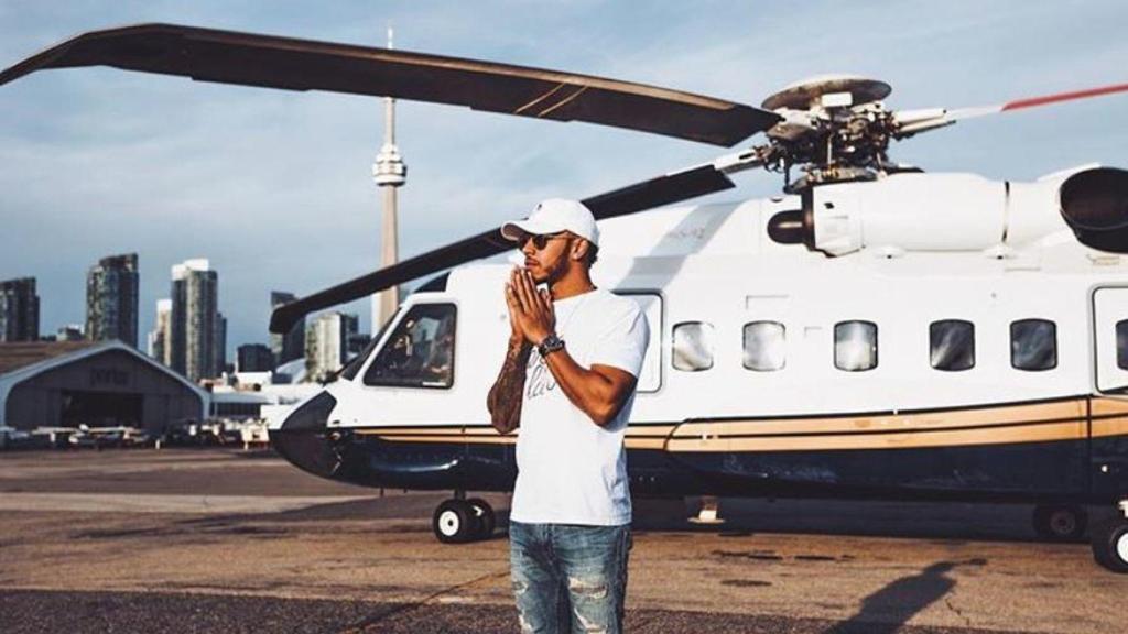 Lewis Hamilton junto a una de sus grandes pasiones, los aviones.