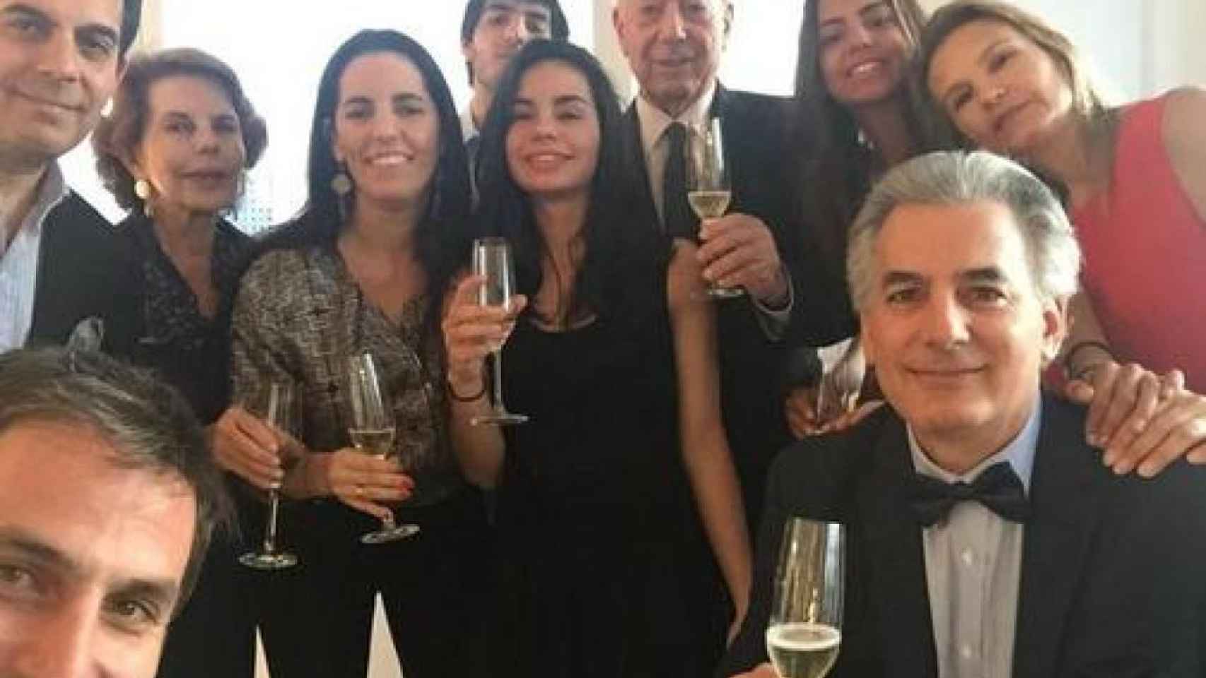 Vargas Llosa junto a su familia celebrando su 50 aniversario de boda con Patricia.