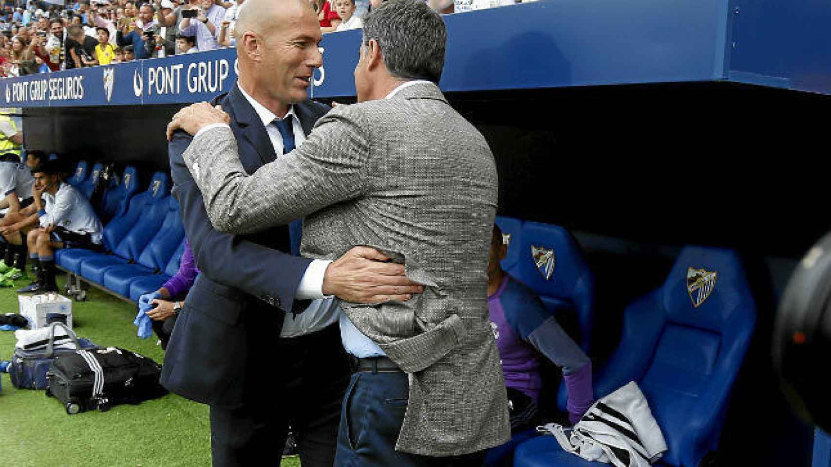 Zidane y Míchel se saludan en el Málaga - Real Madrid de la pasada temporada.