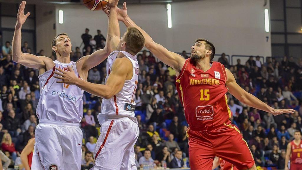 Fran Vázquez y Xavi Rabaseda pelean un rebote durante el encuentro ante Montenegro.