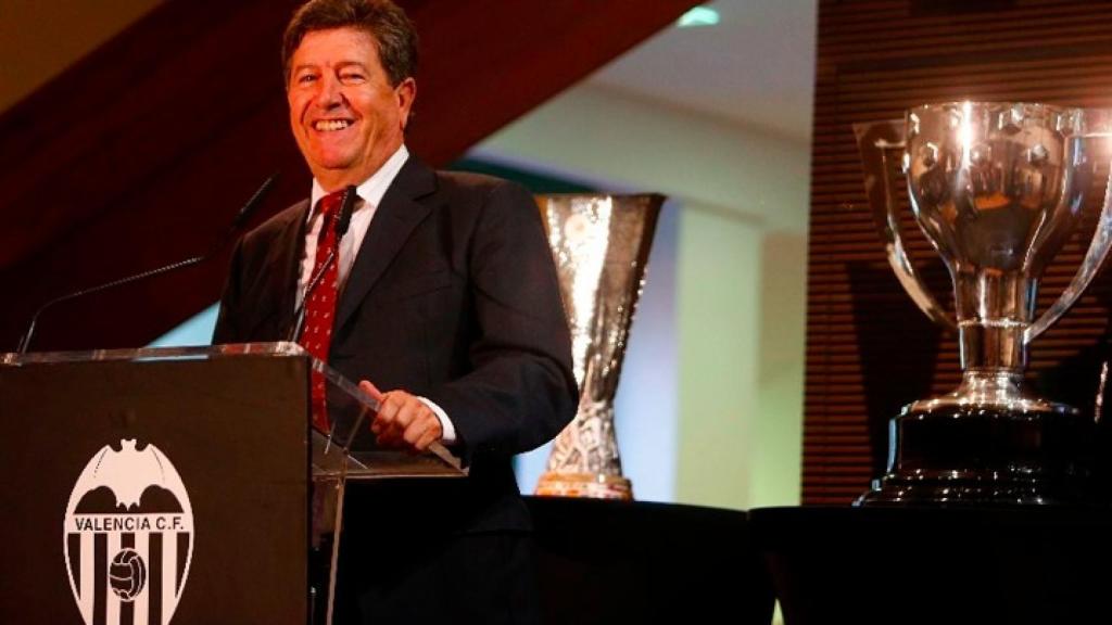 Jaume Ortí, expresidente del Valencia, con los títulos de Liga y UEFA que ganó en 2004.