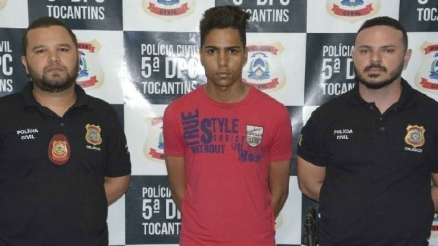 El jugador Matheus Rodrigues, acompañado por dos policías brasileños.