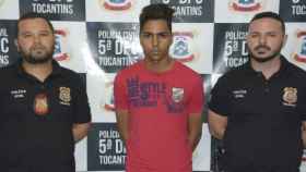 El jugador Matheus Rodrigues, acompañado por dos policías brasileños.