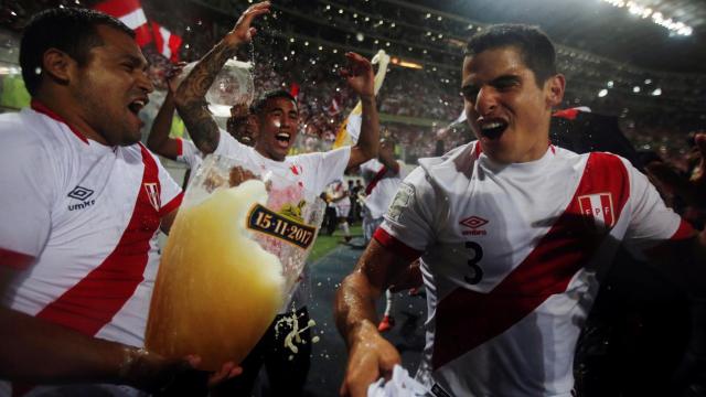 Jugadores de Perú celebran el pase al Mundial.