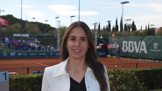 Medina, posando con una pista del torneo de fondo.