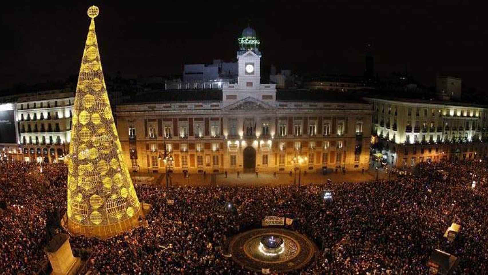 La Puerta del Sol es uno de los lugares más tradicionales en Madrid por Navidad.