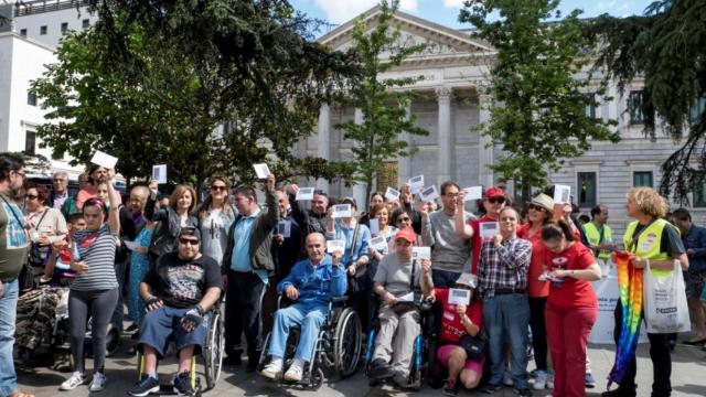 Los afectados se manifestaron delante del Congreso para exigir su derecho al voto.