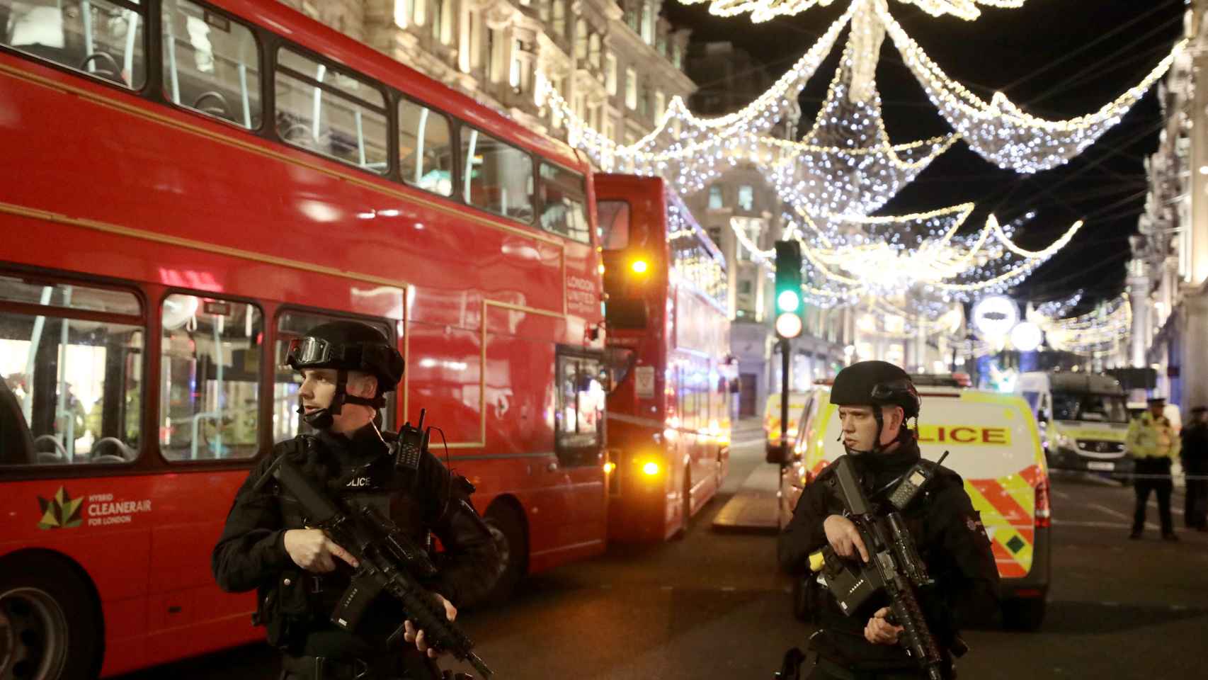 Agentes armados en Oxford Street (Londres).