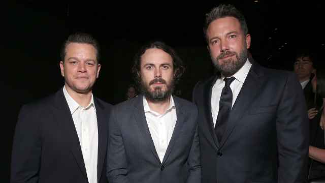 Matt Damon, Casey Affleck y Ben Affleck, todos bajo la sombra de Weinstein.