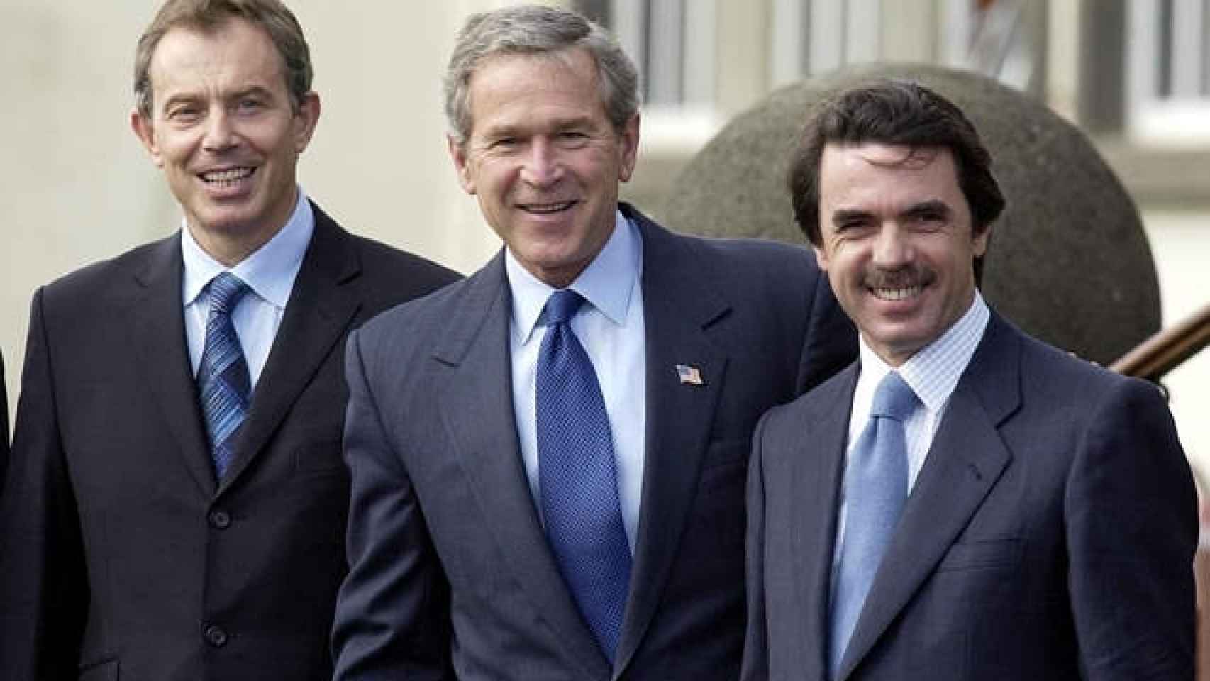 De izquierda a derecha, Tony Blair, George Bush y José María Aznar
