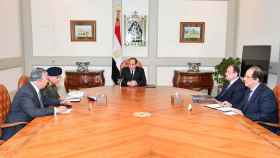 Al Sisi se reúne con miembros de su gobierno.