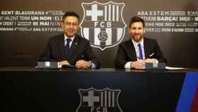 La firma de Messi con Bartomeu.
