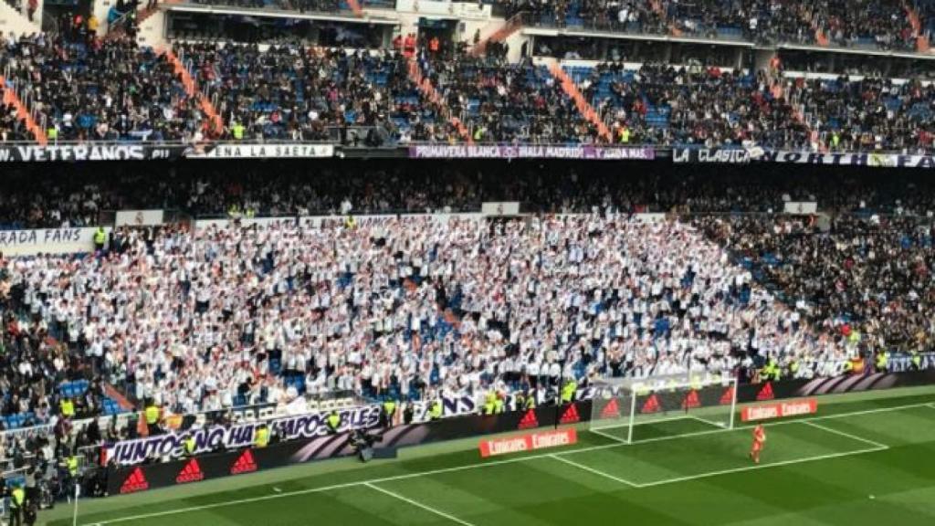 La grada de animación carga contra el arbitraje.