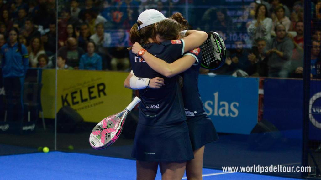 Gemma Triay y Lucía Sainz se abrazan.