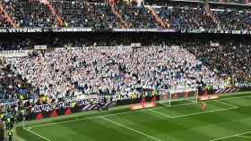 La Grada Fans RMCF muestra tarjetas rojas en el Bernabéu Foto: Twitter (@DanielCalleCh)
