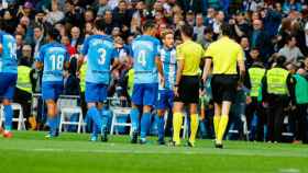 Los jugadores del Málaga protestan a Gil Manzano Foto: Manu Laya / El Bernabéu