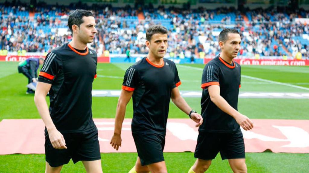 Gil Manzano, tras el calentamiento en el Santiago Bernabéu Foto: Manu Laya / El Bernabéu