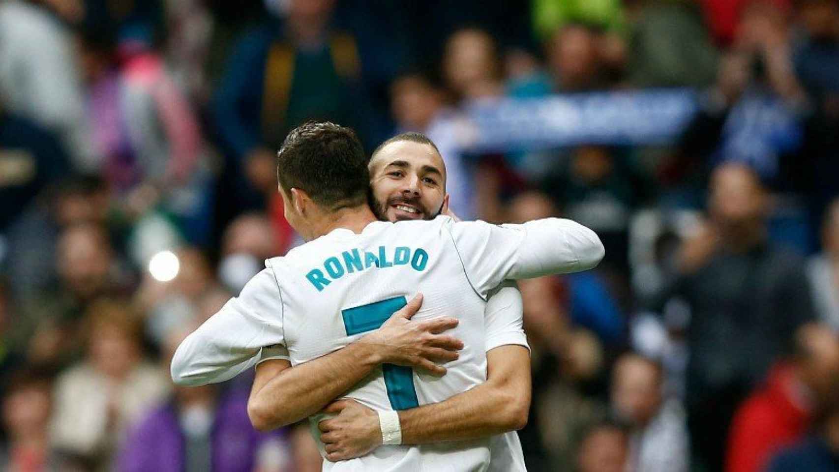 Benzema abraza a Cristiano