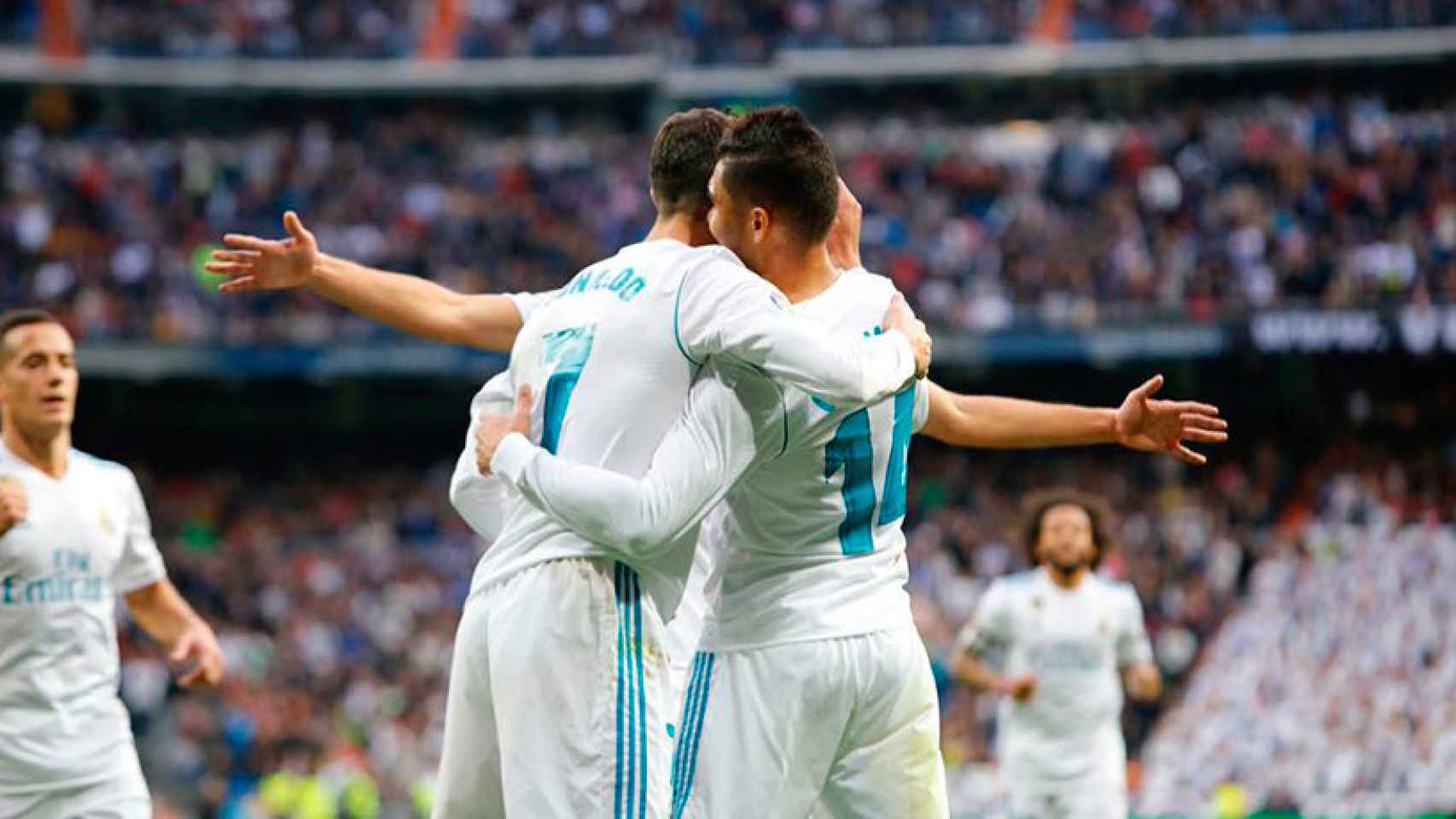 Cristiano y Casemiro se abrazan tras el gol del brasileño al Málaga Foto: Manu Laya / El Bernabéu
