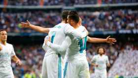 Cristiano y Casemiro se abrazan tras el gol del brasileño al Málaga Foto: Manu Laya / El Bernabéu
