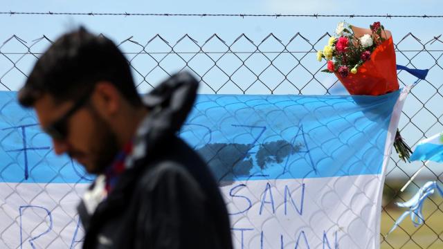 Banderas argentinas y emotivos mensajes recuerdan a los 44 militares del ARA San Juan.