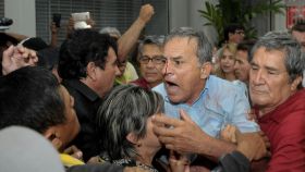Partidarios y detractores de Rafael Correa, durante el enfrentamiento.