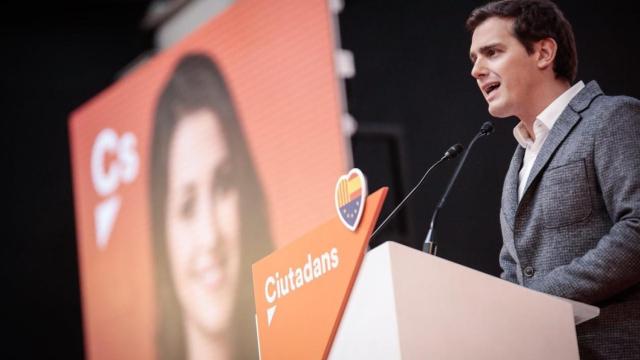 Rivera, en un acto de campaña junto a Inés Arrimadas.