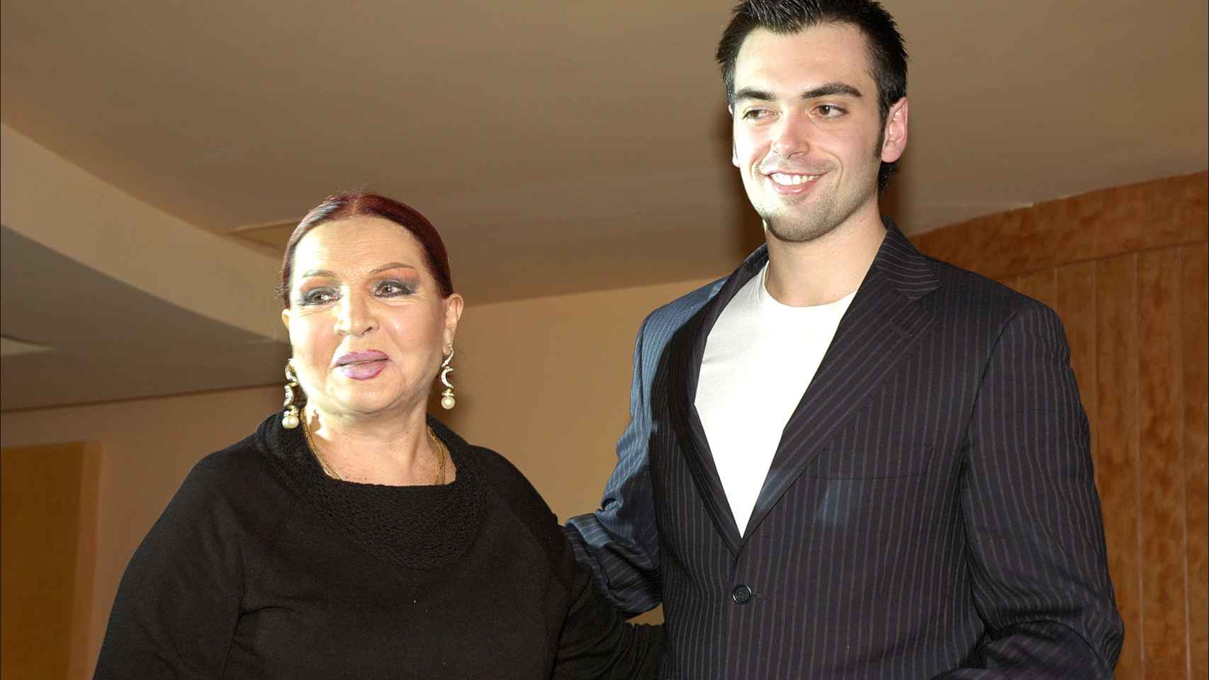 Sara Montiel junto a su hijo más mediático, Zeus, en 2006.