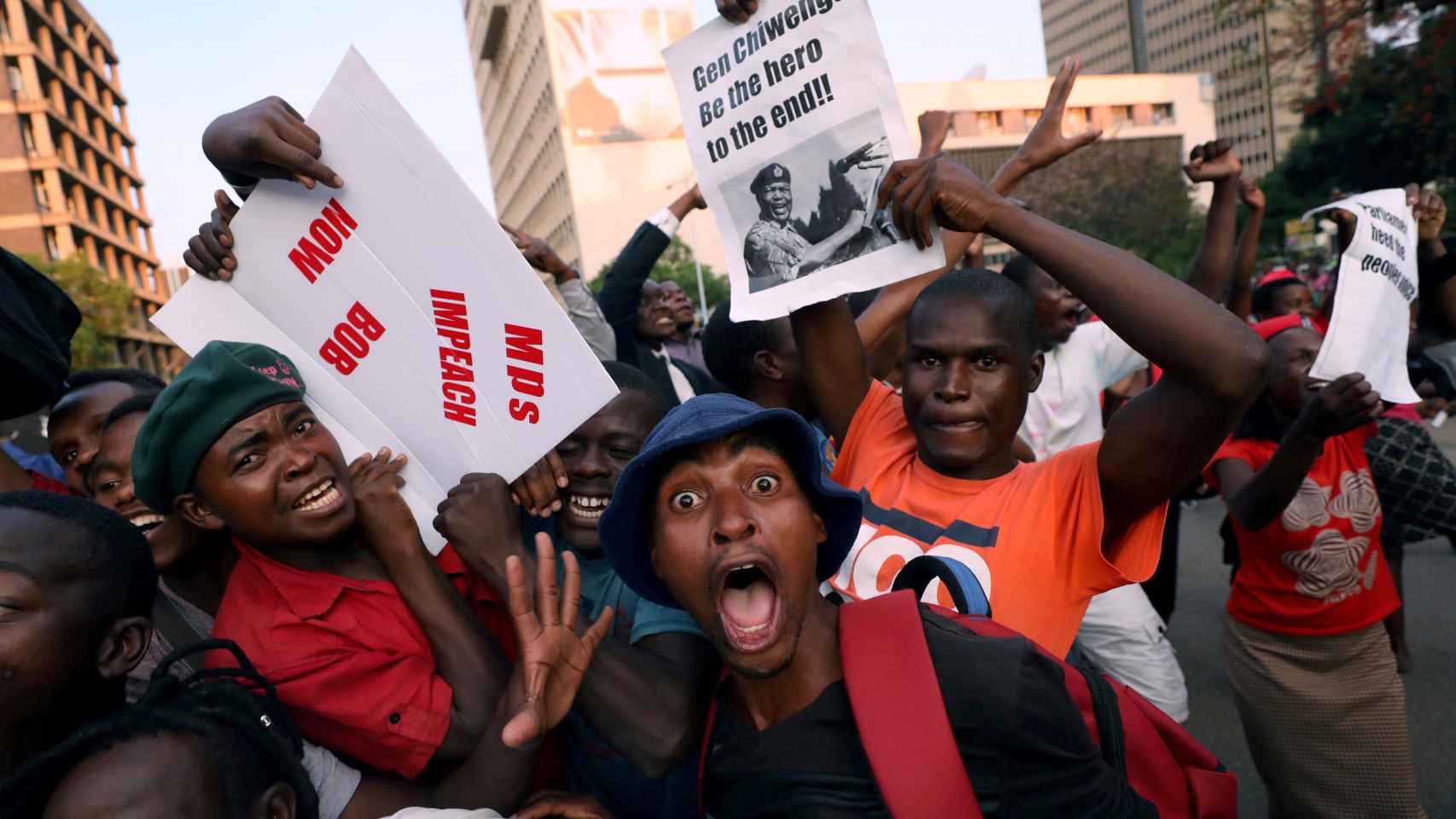 Ciudadanos de Harare celebran la dimisión de Mugabe