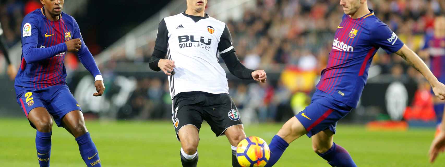 Guedes ante Rakitic y Semedo en el Valencia - Real Madrid.