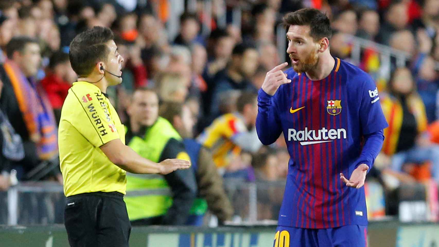 Messi protesta al linier del Valencia - Barcelona.