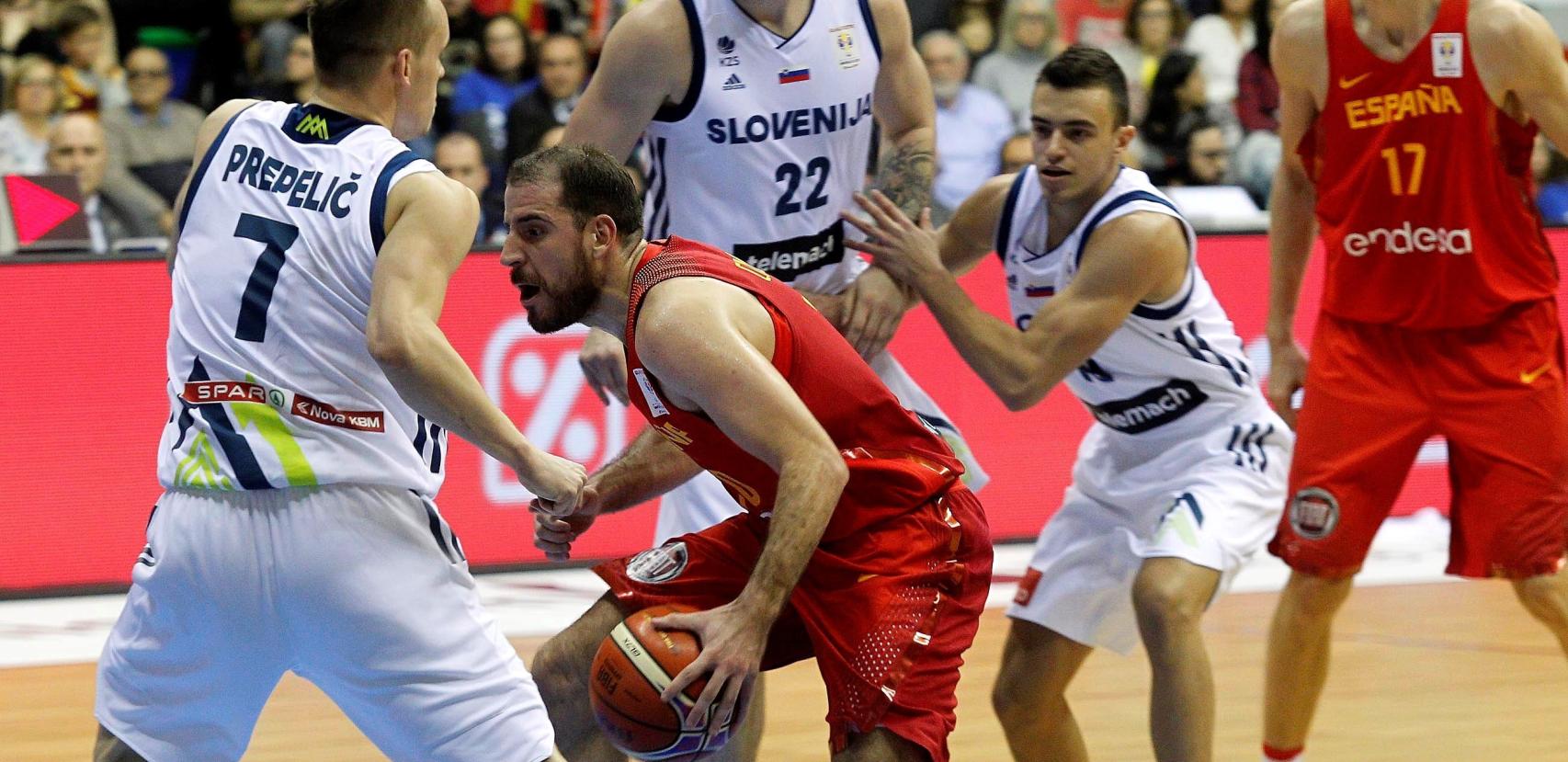 Quino Colom con la pelota ante Eslovenia.