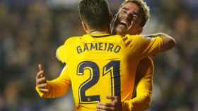 Gameiro y Griezmann celebran uno de los goles en el Ciutat de Valencia.
