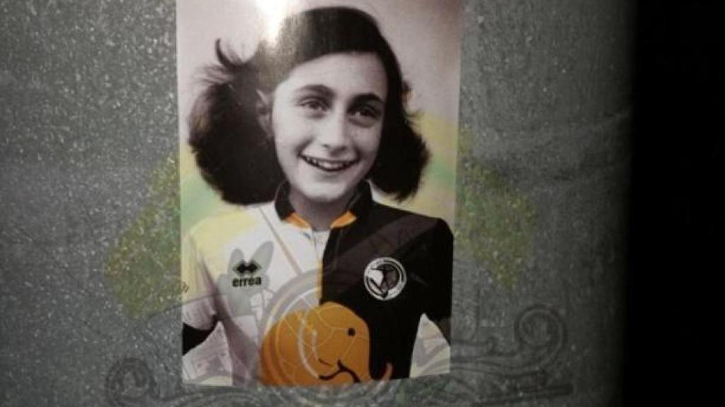 Una de las pegatinas de Ana Frank que han aparecido por las calles de Salamanca.