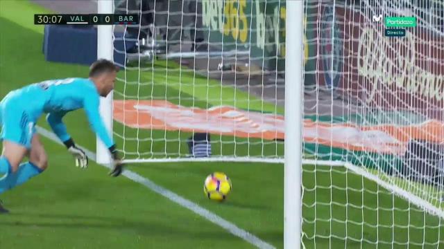 El gol que marcó el Barcelona en Mestalla y no le dieron por válido.