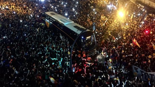 La afición del Valencia recibiendo a su equipo antes del encuentro ante el Barcelona.