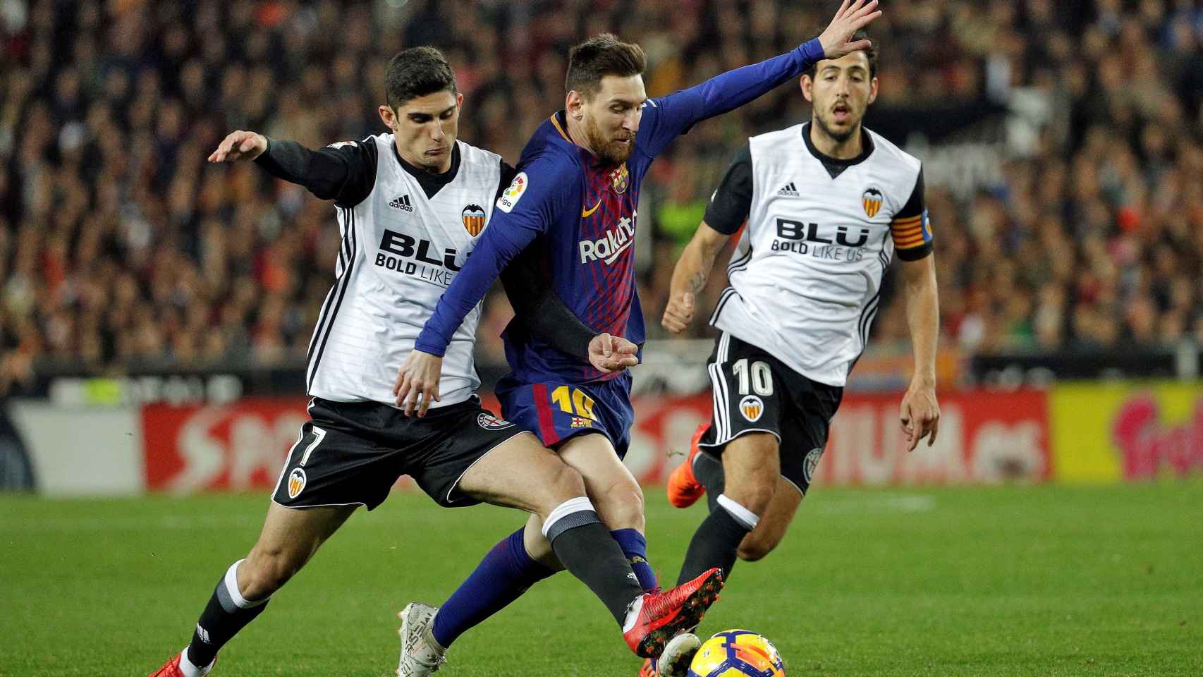 Messi disputa un balón contra Guedes y Parejo en el Valencia - Barcelona.