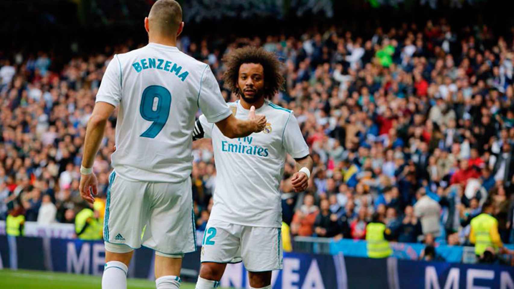 Benzema y Marcelo celebran el gol del francés Foto: Manu Laya / El Bernabéu