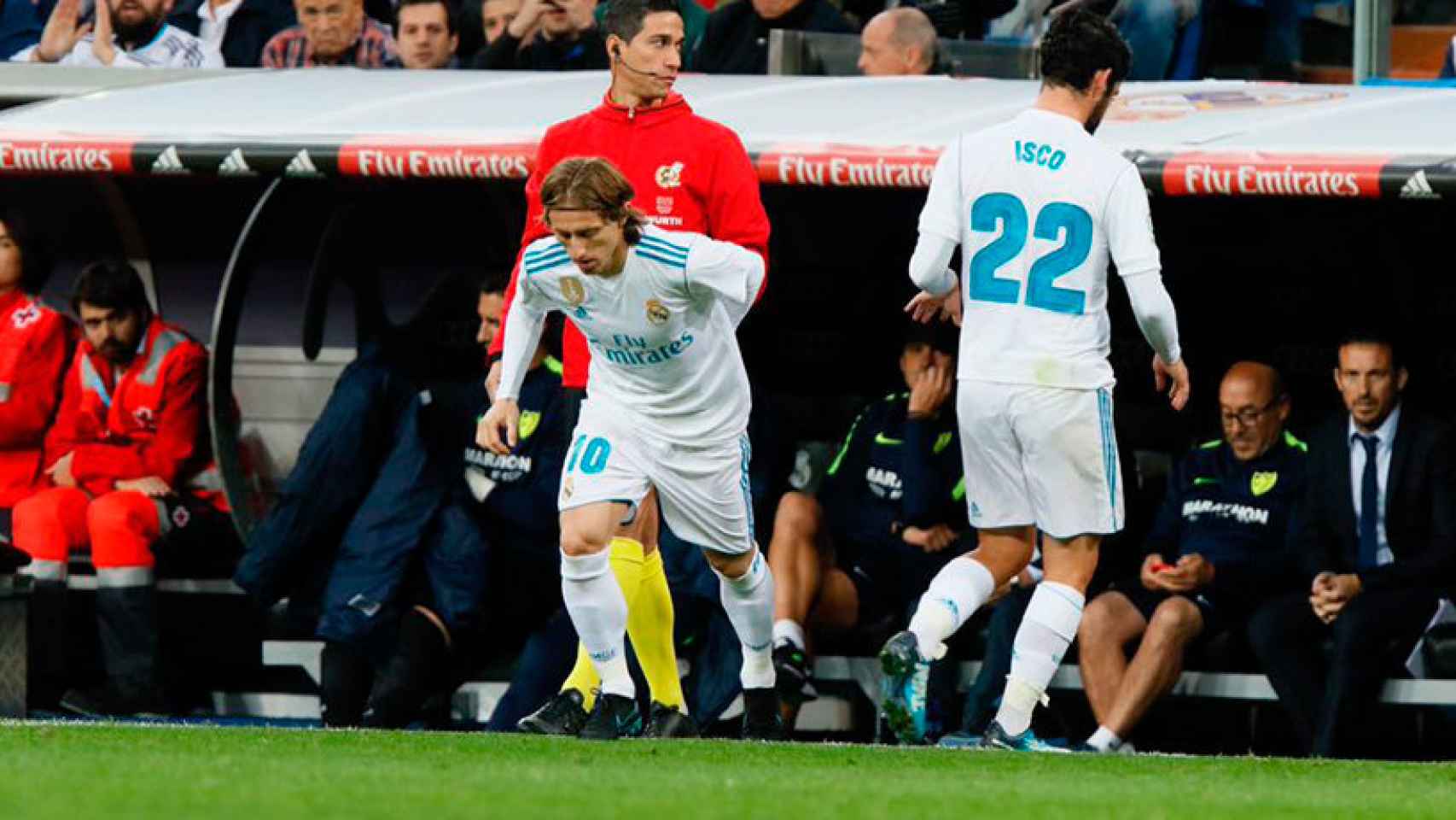 Modric salta al campo por Isco Foto: Manu Laya / El Bernabéu