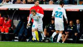 Modric salta al campo por Isco Foto: Manu Laya / El Bernabéu