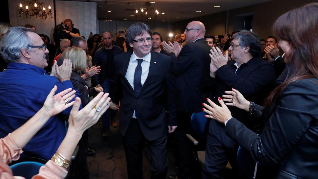 Puigdemont, arropado en Brujas por miembros de JxCat.