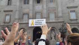 El Ayuntamiento de Barcelona con la pancarta