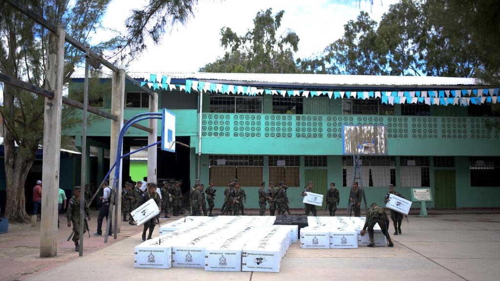 Imagen del exterior de un colegio electoral en Tegucigalpa.