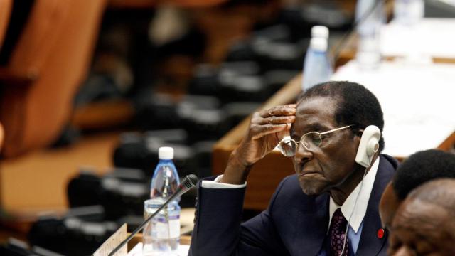 Mugabe, en una foto de archivo, escuchando a Fidel Castro