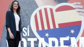 Inés Arrimadas frente al cartel de Ciudadanos para las elecciones catalanas
