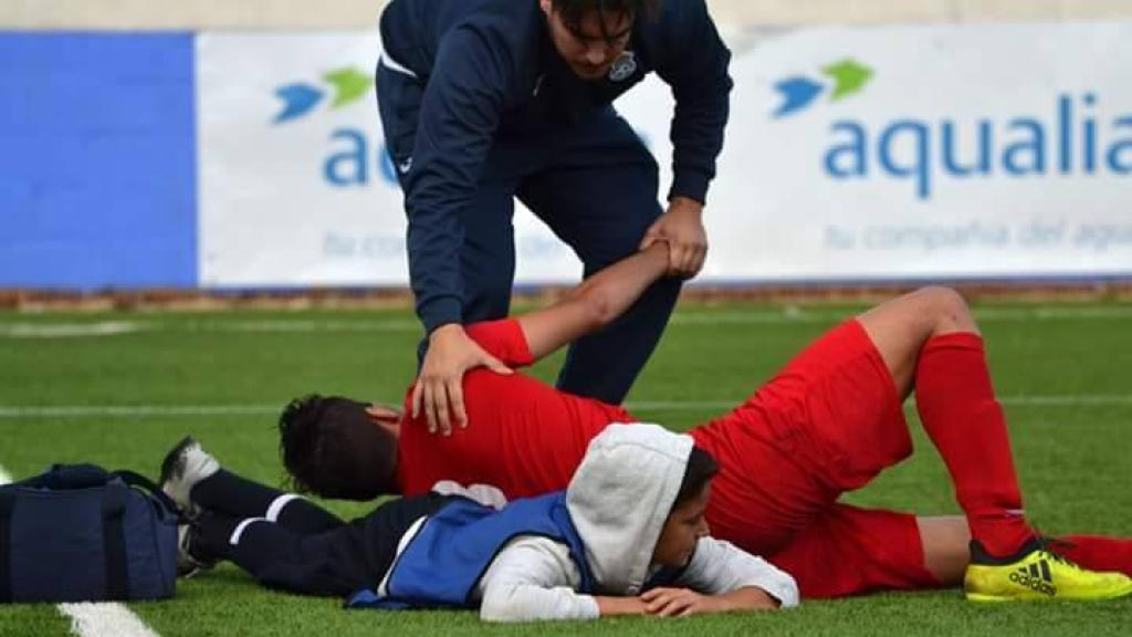 Otra imagen del gesto cargado de deportividad del recogepelotas.