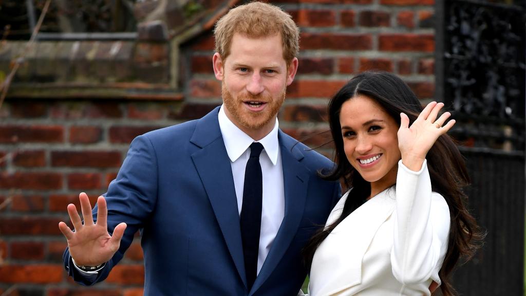 El príncipe Enrique y Meghan Markle han posado para la prensa tras hacerse el anuncio del compromiso.