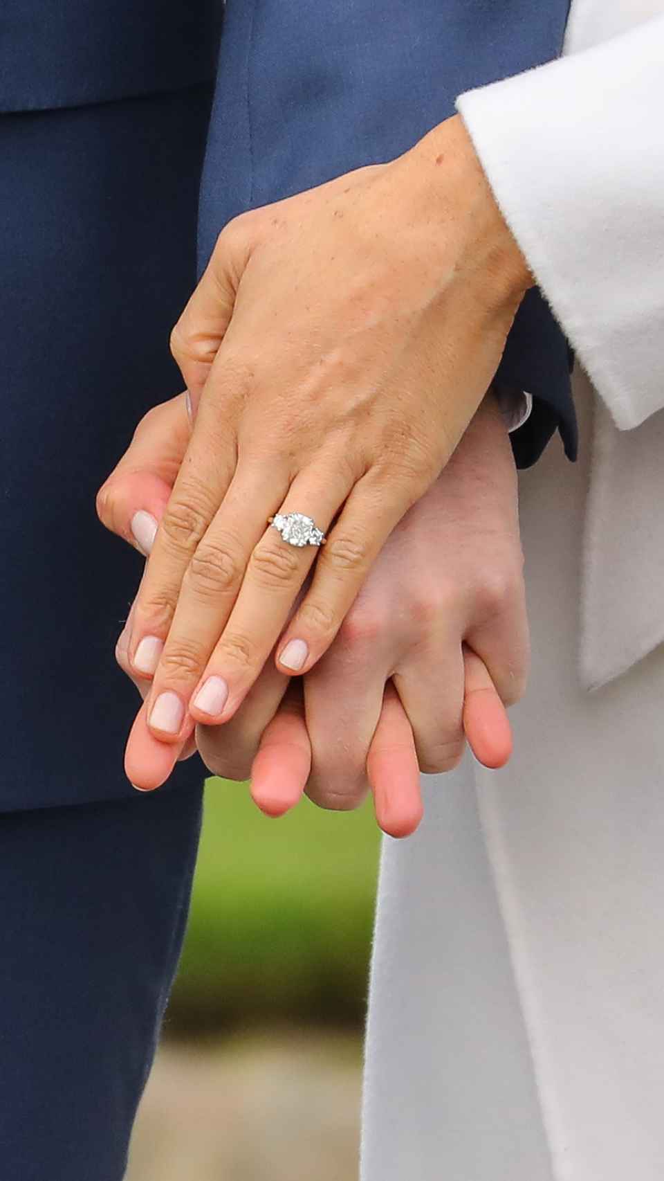 El anillo de pedida de la pareja.