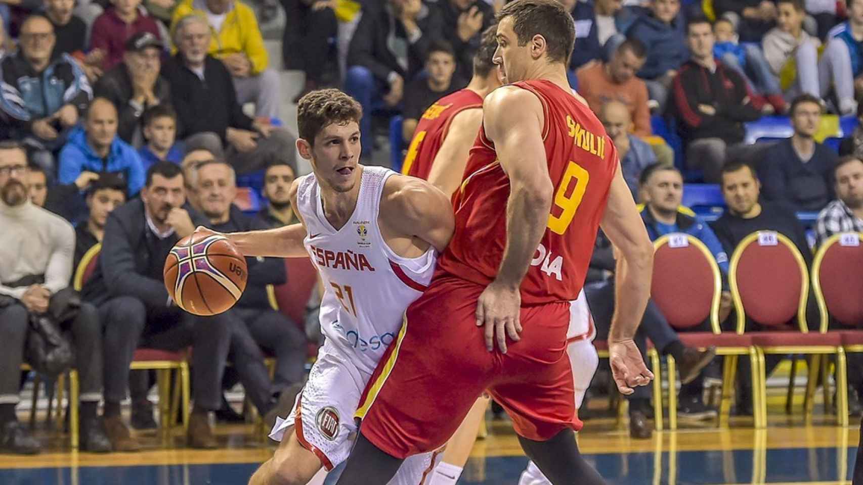 Oriol Paulí intenta superar la defensa de un jugador montenegrino.